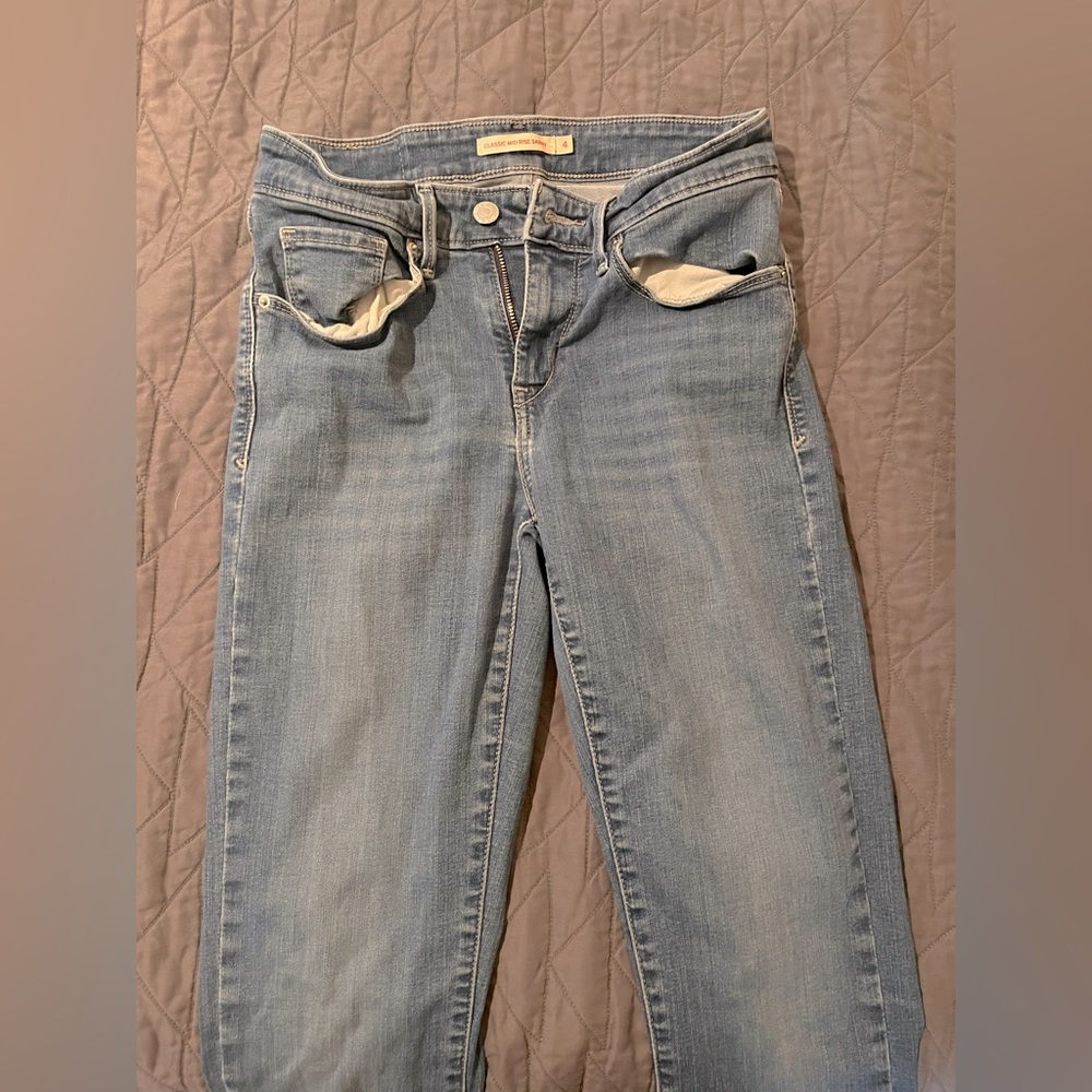 LEVI STRAUSS JEANS SIZE 4 (women’s)